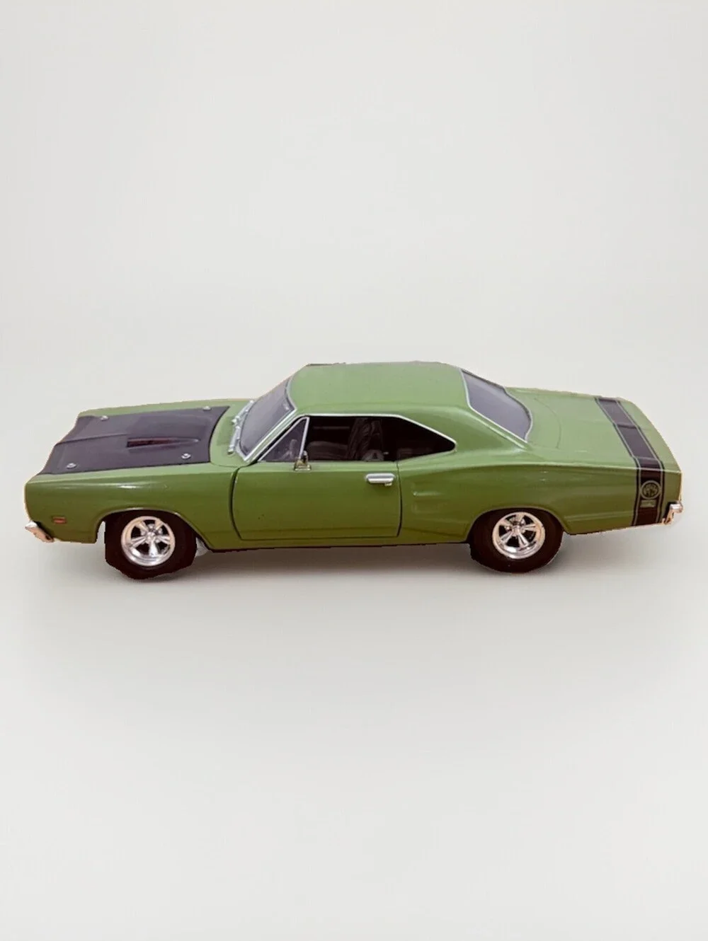 Diecast 1969 Dodge Coronet Super Bee Green Scale Model  1:24